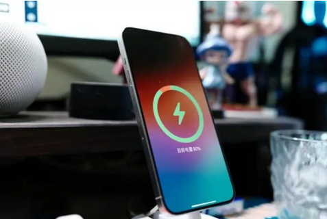 桐庐苹果15换屏服务分享用什么充电器给iPhone15充电更好 